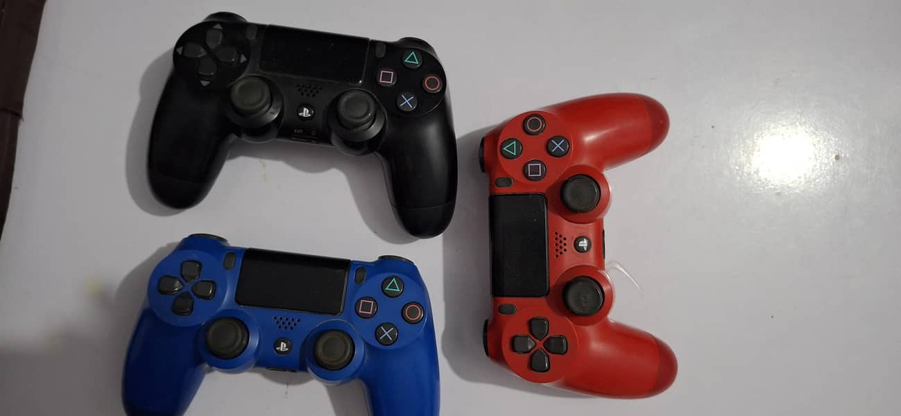 PS4 + 3 controllers + CD 4