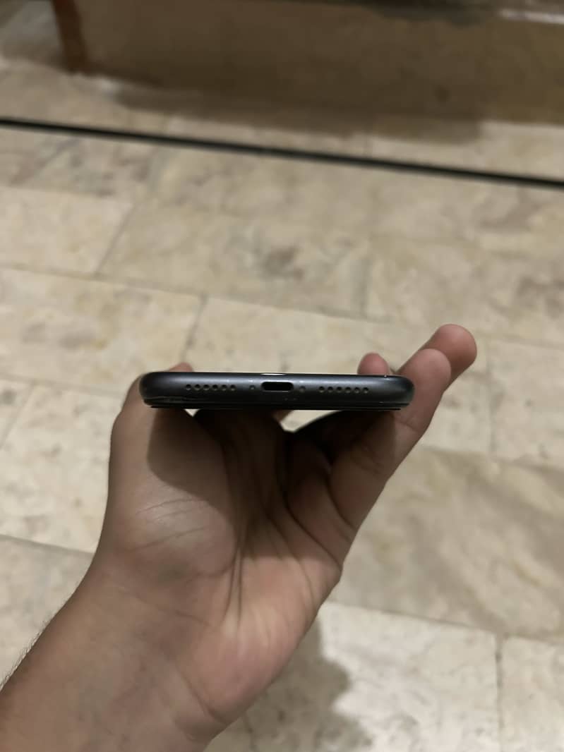 Apple iPhone 11 4