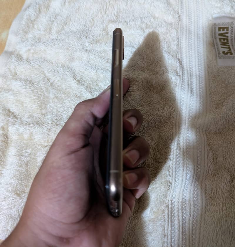 Apple iPhone XS 3