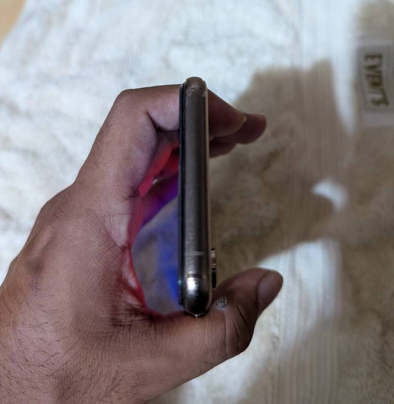 Apple iPhone XS 4