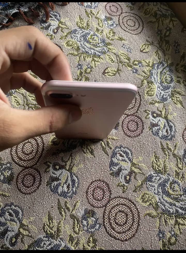 Apple iPhone 7 Plus 1