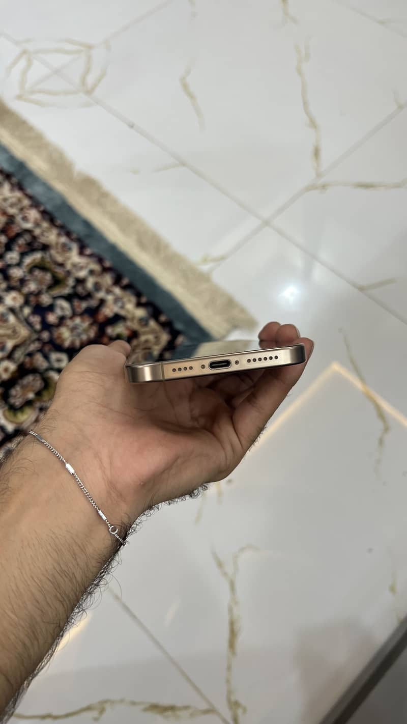 Apple iPhone 16 Pro Max 4
