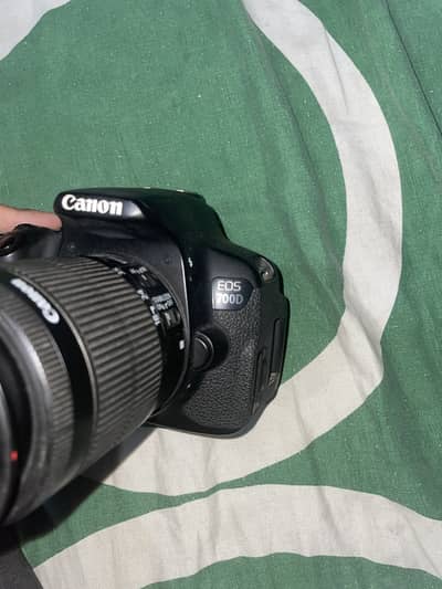 CANON EOS 700D With Battery And Charger Kit lens