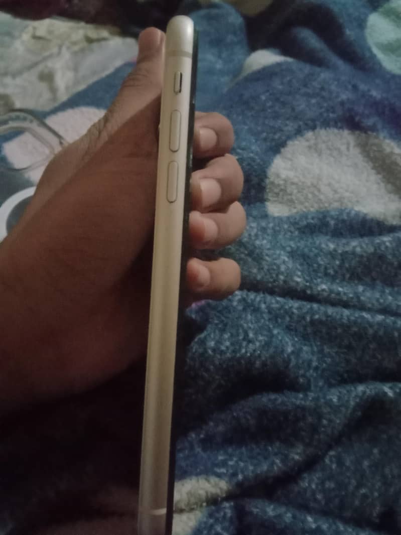 Apple iPhone 11 4