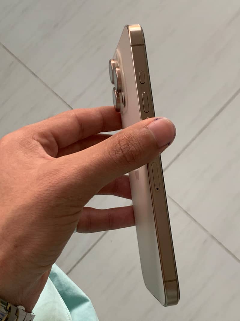 Apple iPhone 16 Pro Max 4