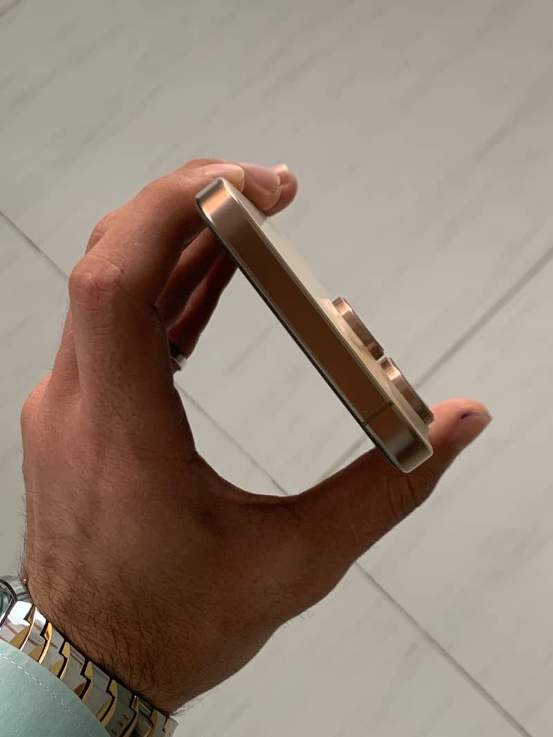 Apple iPhone 16 Pro Max 8