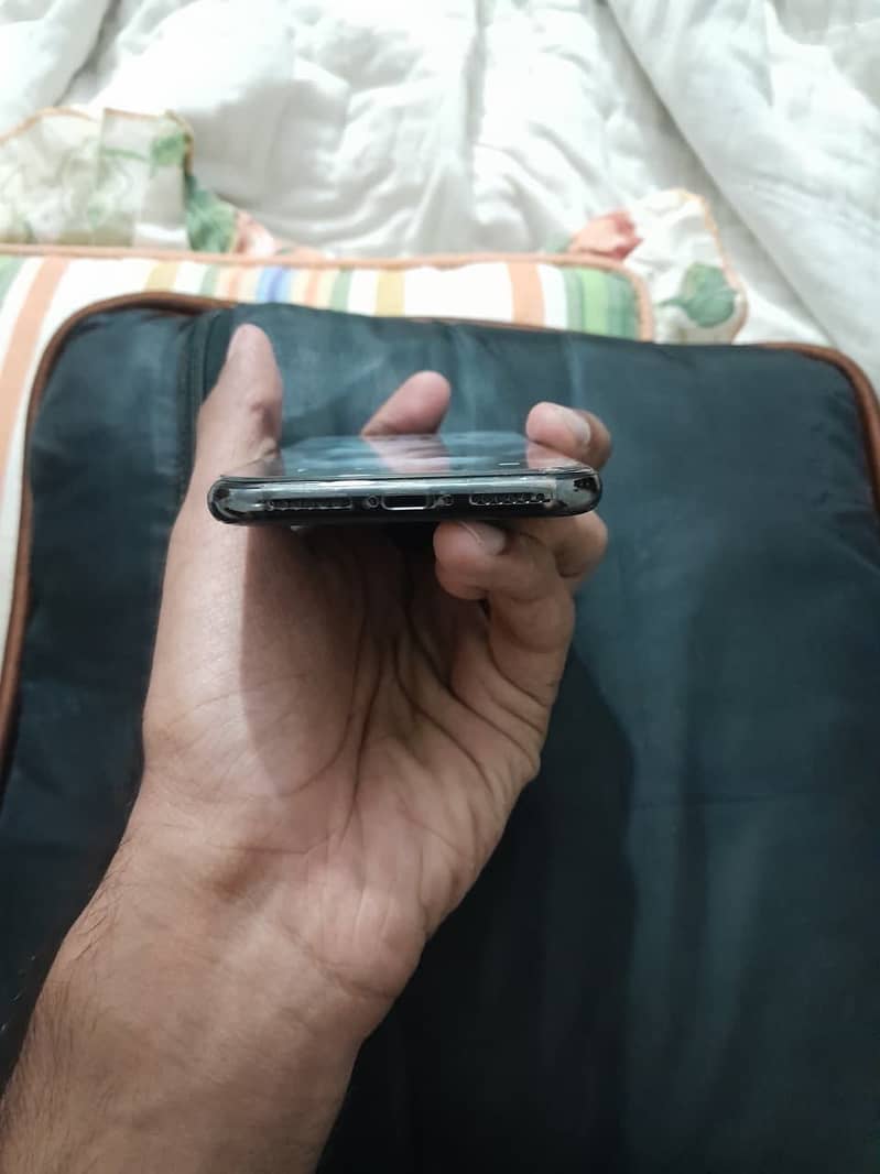Apple iPhone X 4