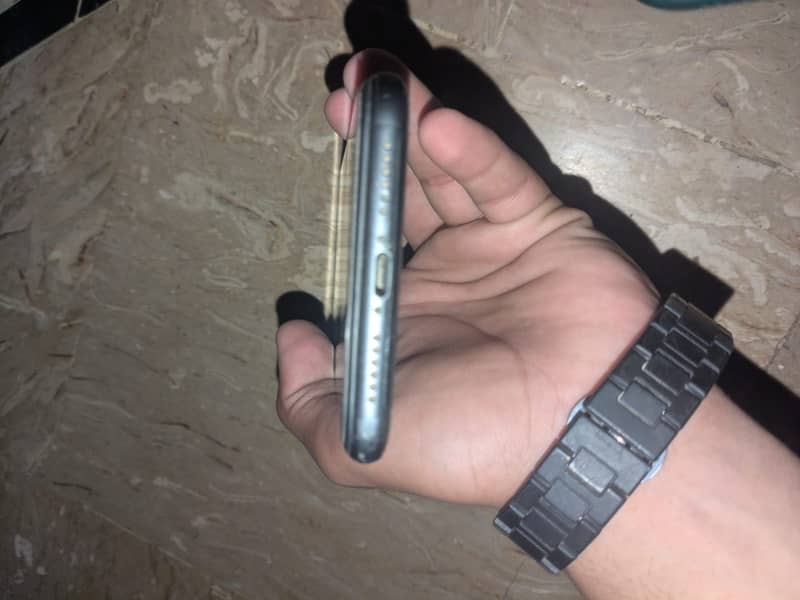 Apple iPhone 11 4