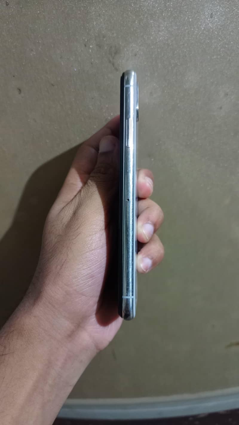 Apple iPhone X 4
