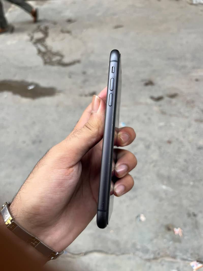 Apple iPhone 11 3