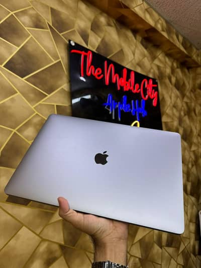 Apple MacBook Pro 15" 2018 i7 16GB RAM 256GB SSD Retina