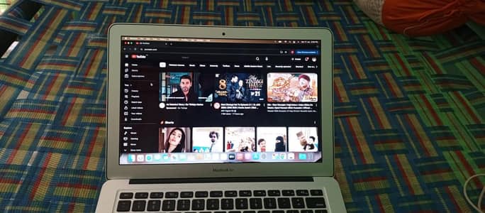 macbook air 2012 model with original charger 10/10
