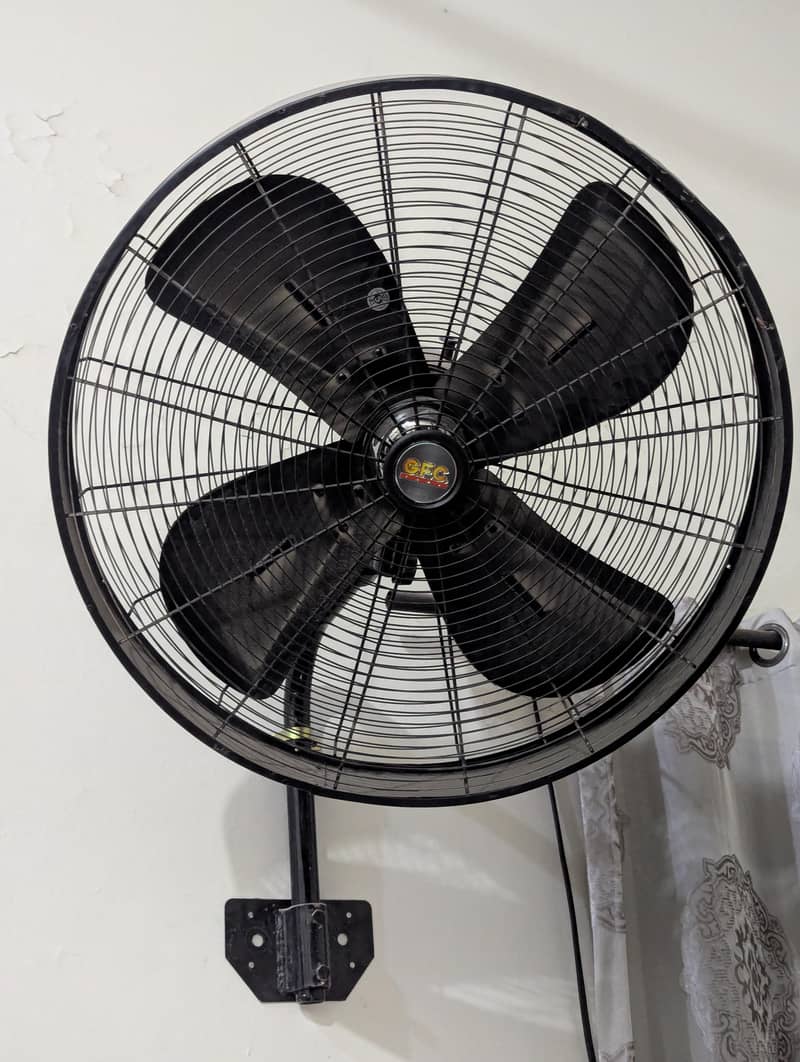 Full Sized Bracket Fan 0