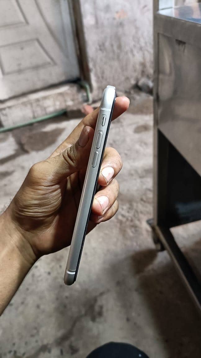 iPhone 11 4
