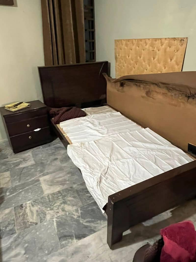 single bed + side table 1