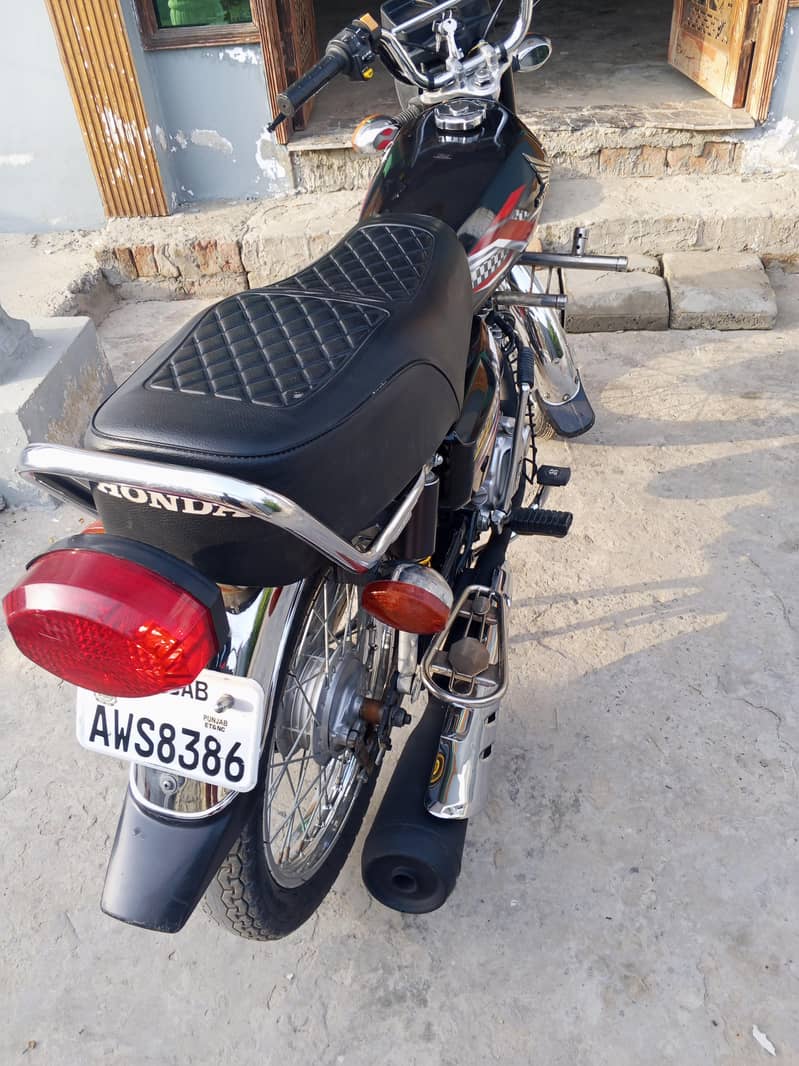 بوہت اچھی چل رہی ہے کوئی مثلا نئی ہے اگر کوئی بھائی کسی اور بائیک سے 1