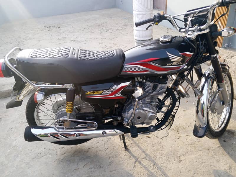 بوہت اچھی چل رہی ہے کوئی مثلا نئی ہے اگر کوئی بھائی کسی اور بائیک سے 2