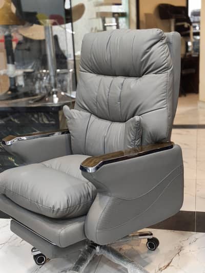 Premium High-Back Boss Chair with Tan Accents & Chrome Armrests