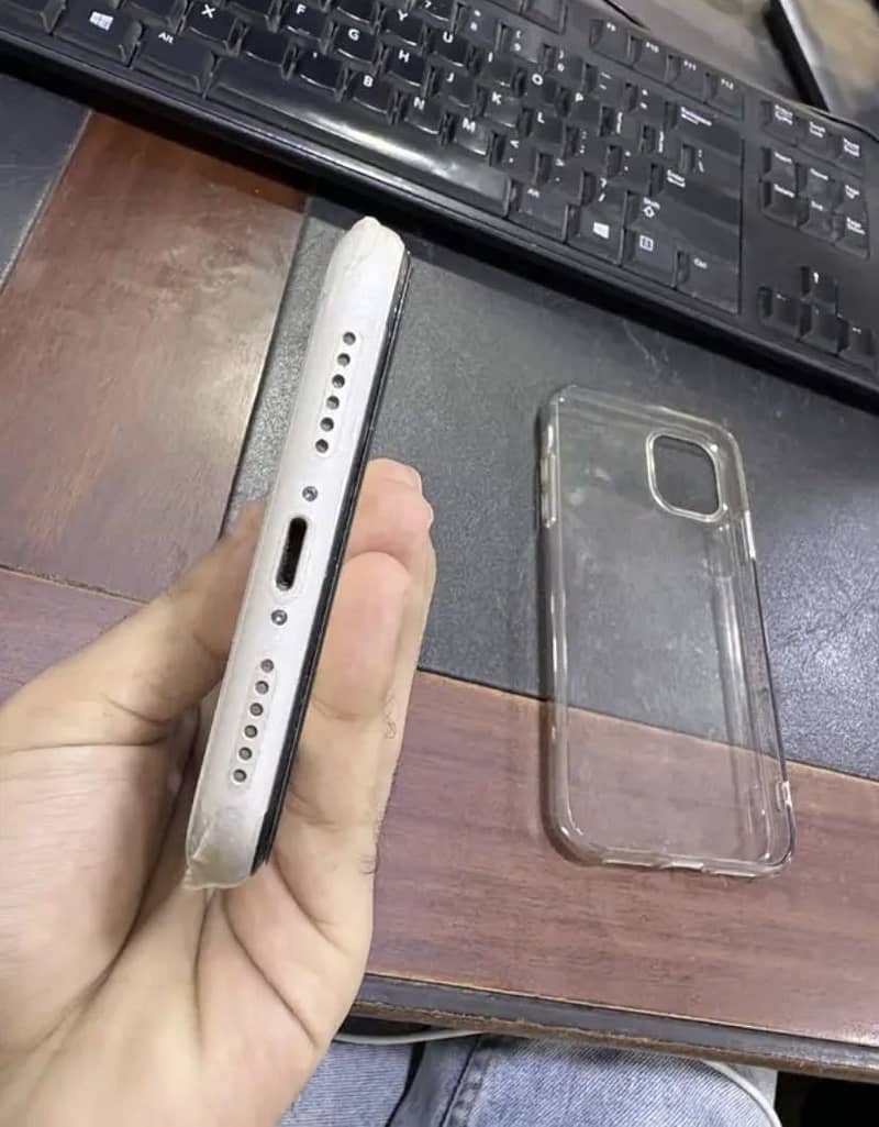 Apple iPhone 11 4