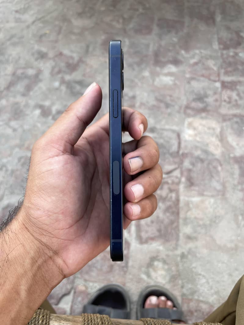 Apple iPhone 12 4