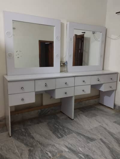 Vanity for beauty parlour