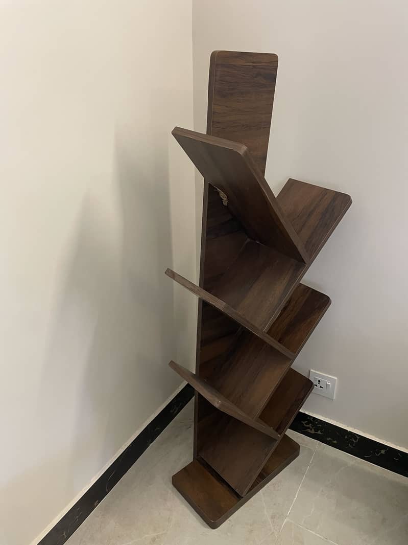Patterned standing book shelf 0