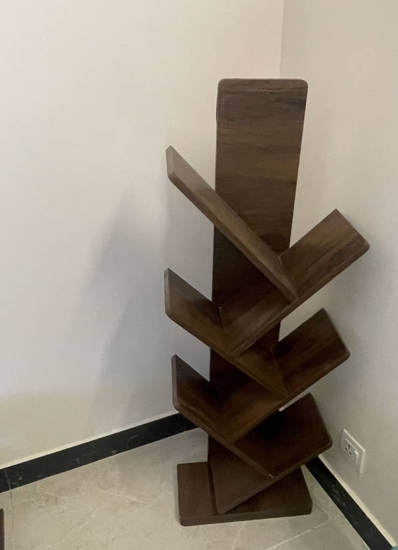 Patterned standing book shelf 1