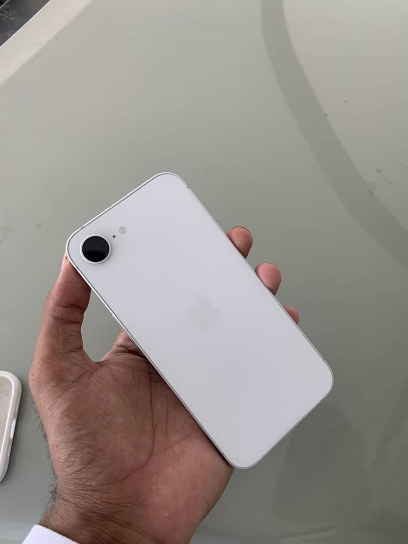Apple iPhone 16e 1
