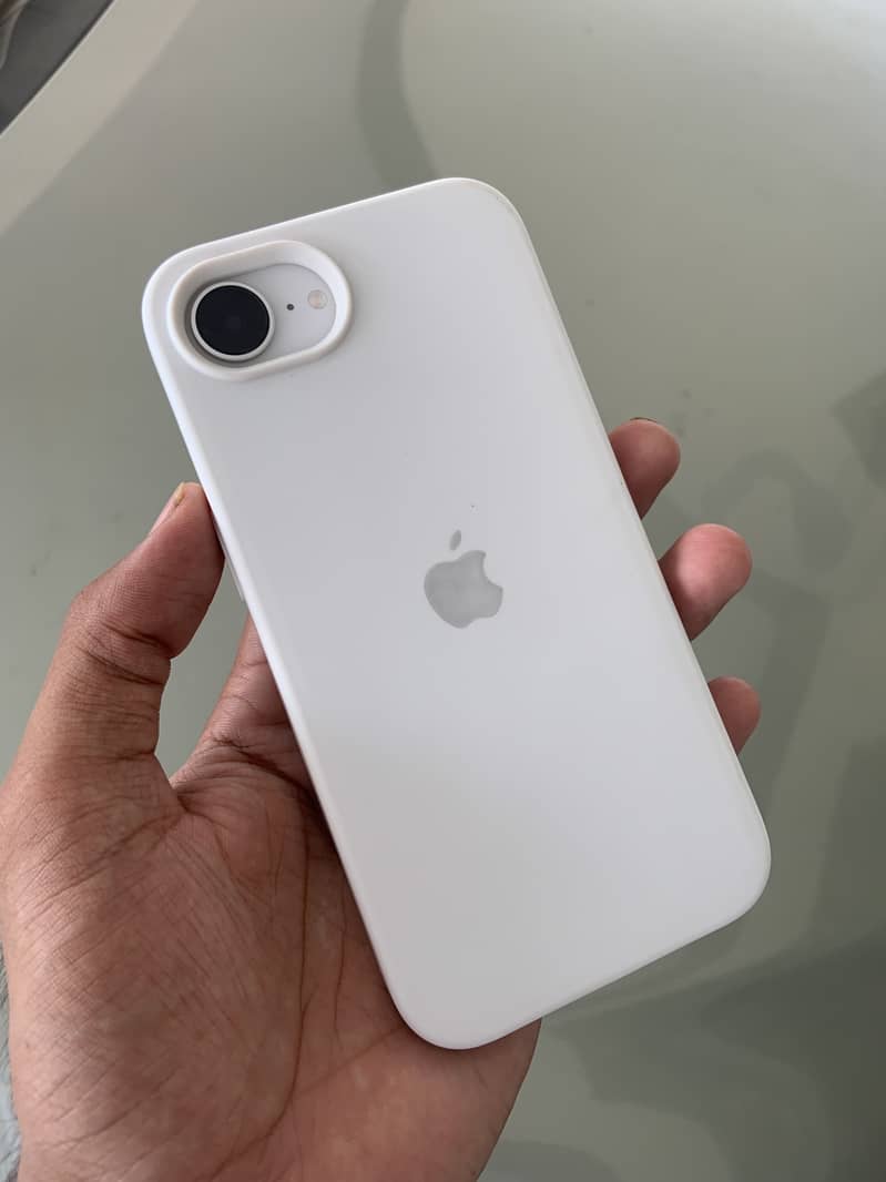 Apple iPhone 16e 2