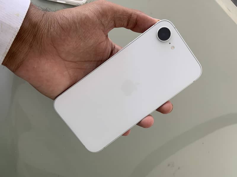 Apple iPhone 16e 3