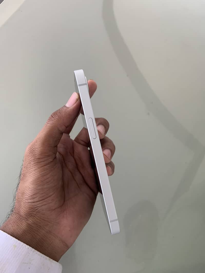 Apple iPhone 16e 4