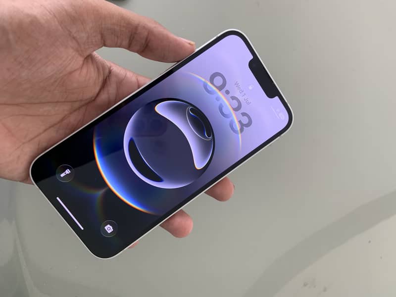 Apple iPhone 16e 5