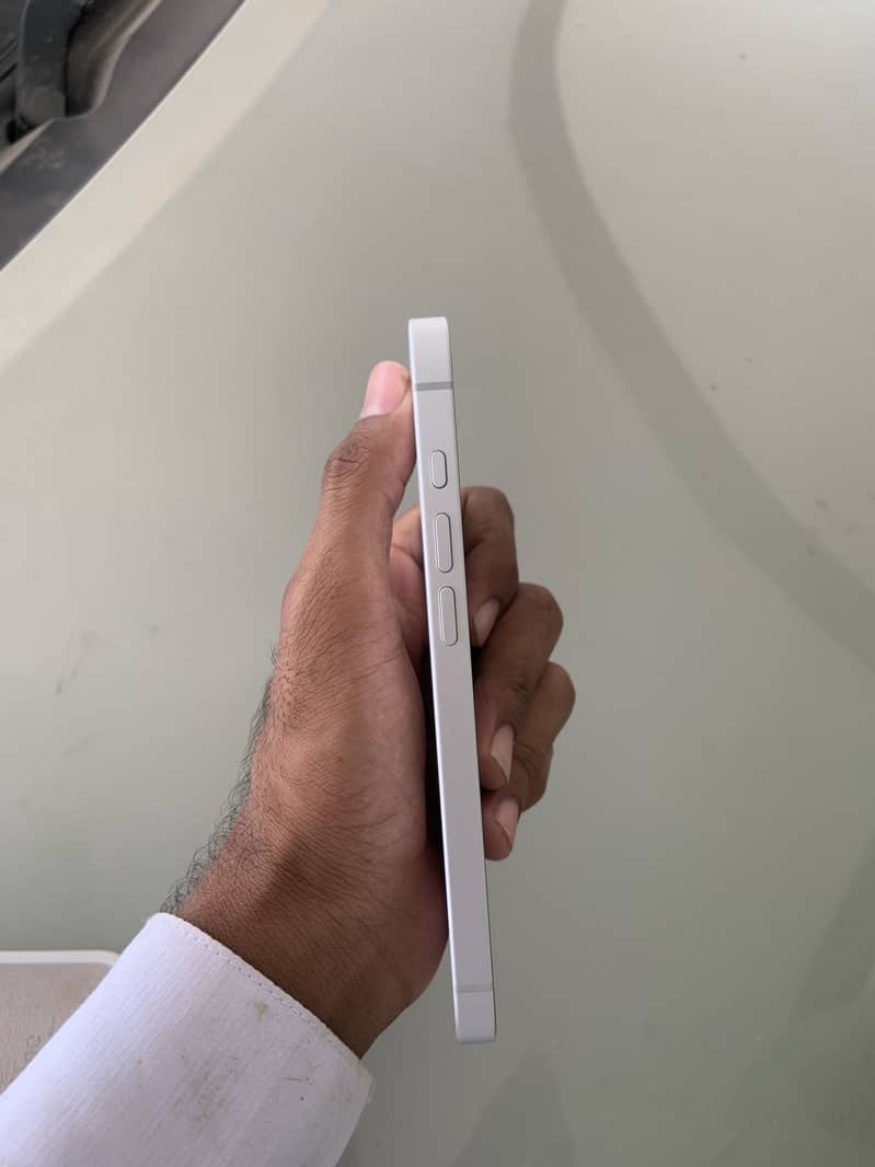 Apple iPhone 16e 6