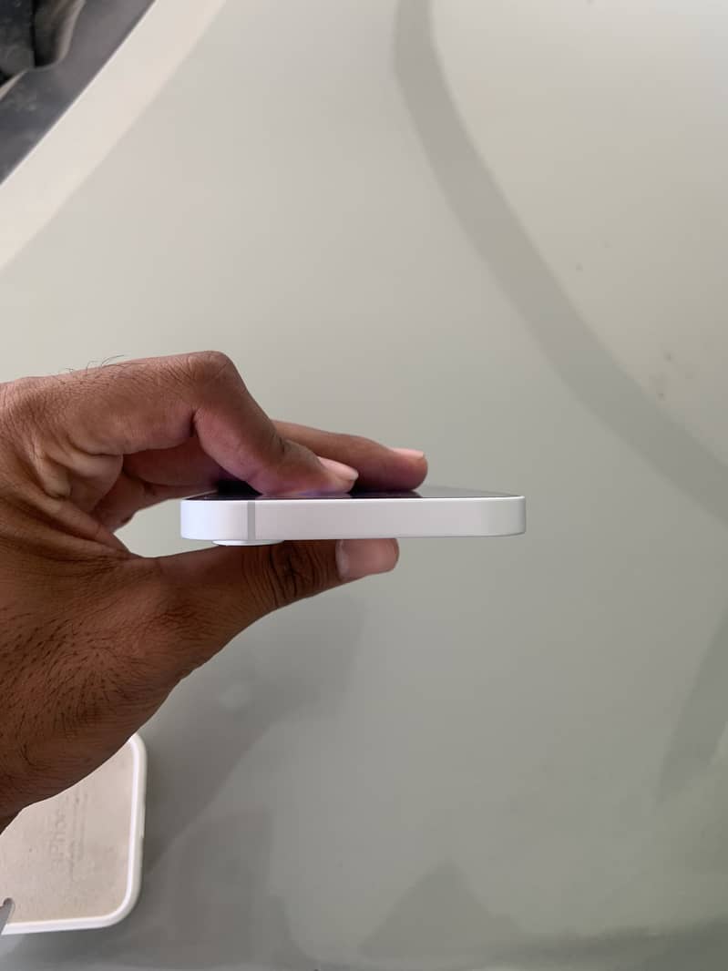 Apple iPhone 16e 7
