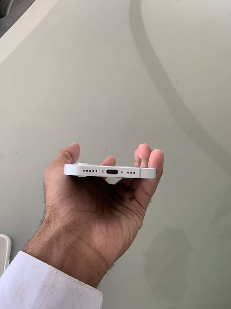 Apple iPhone 16e 8