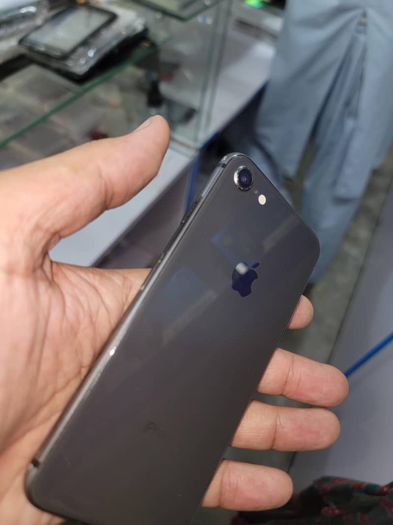 Apple iPhone 8 1