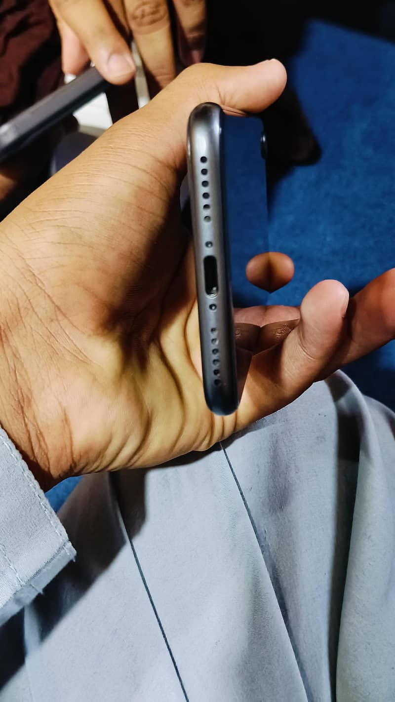 Apple iPhone 8 3