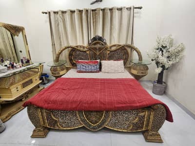 Luxury Craved Bed Set-Deco Complete bedroom set in excellent condition