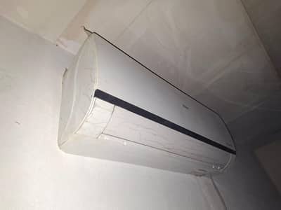 hire AC/DC inverter 1.5 ton heat and cool all okay original gas