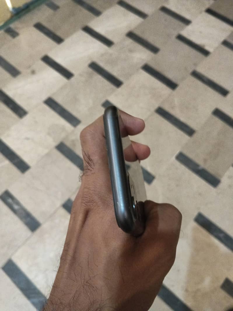 Apple iPhone 11 4