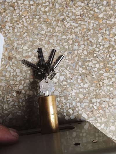 Original Yale Electric Rim Lock Un-used 5 Keys - Rs 15000 Final