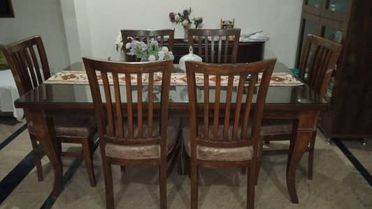 Unused 5 seater dinning table