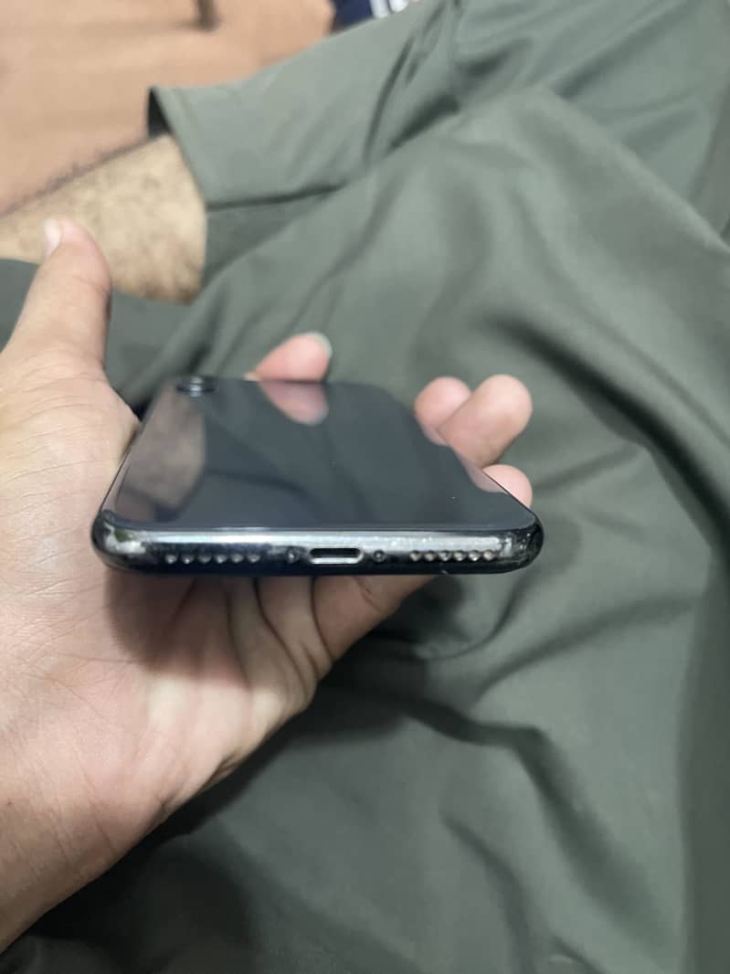 Apple iPhone X 4