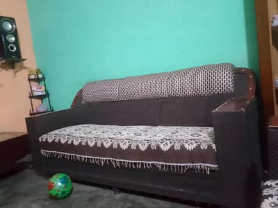 sofa 3 seater fom achy Wala instal karwya ha