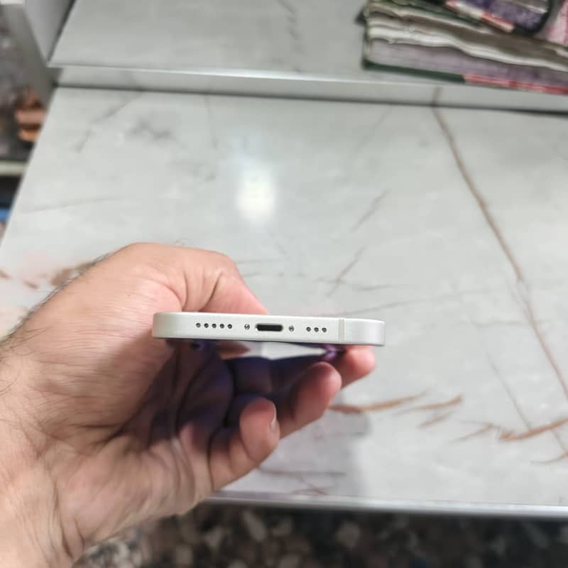 Apple iPhone 13 5
