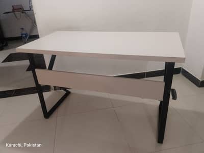 Computer Table Condition 10/10