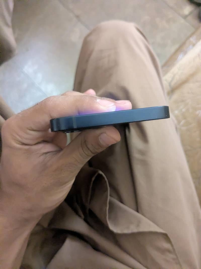 Apple iPhone 12 4