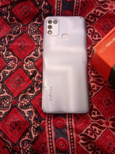 Infinix Hot 10 Play. ha 4 ram 64 memorey