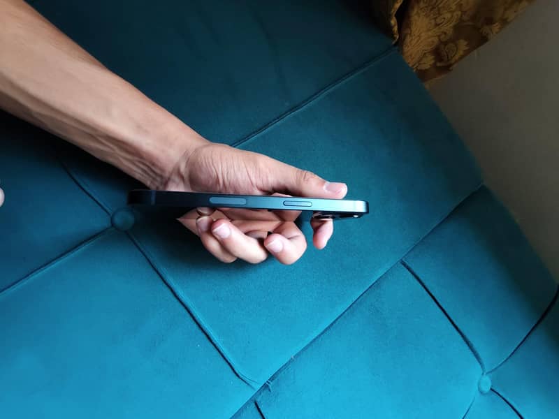 Apple iPhone 13 5