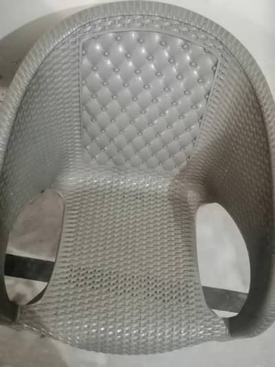 6 plastic chairs with folded table for sale